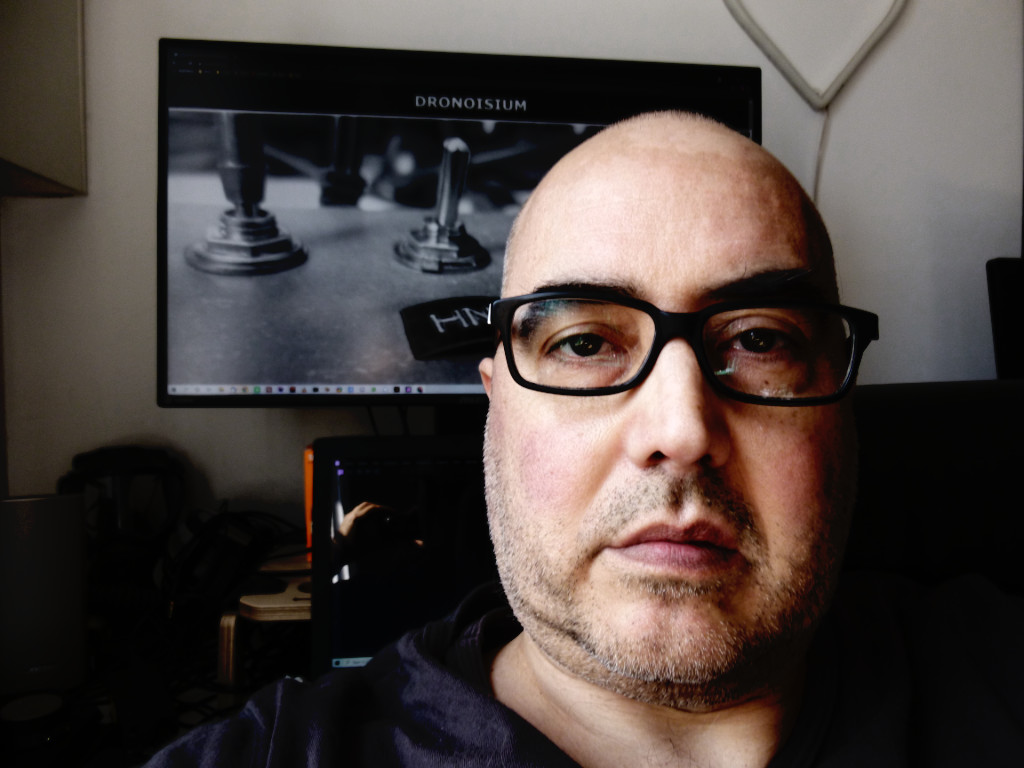 ONE 0000 0001 devant un écran avec le site de Dronoisium le 28.04.2021
