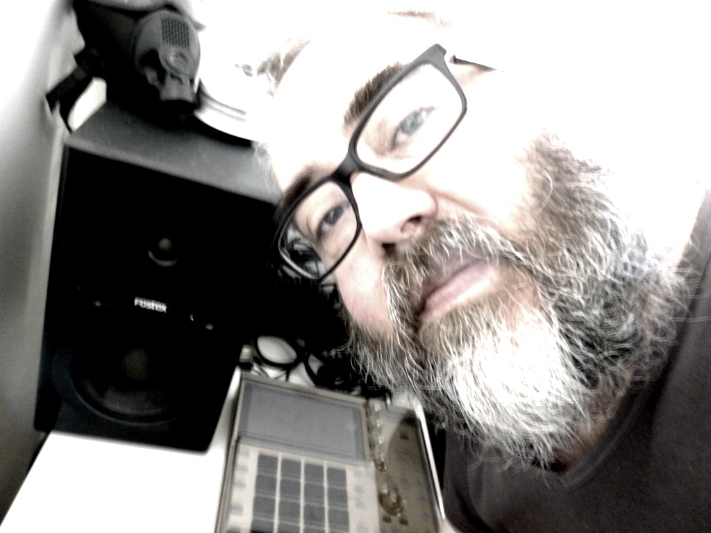 ONE 0000 0001 avec une barbe et sa MPC ONE